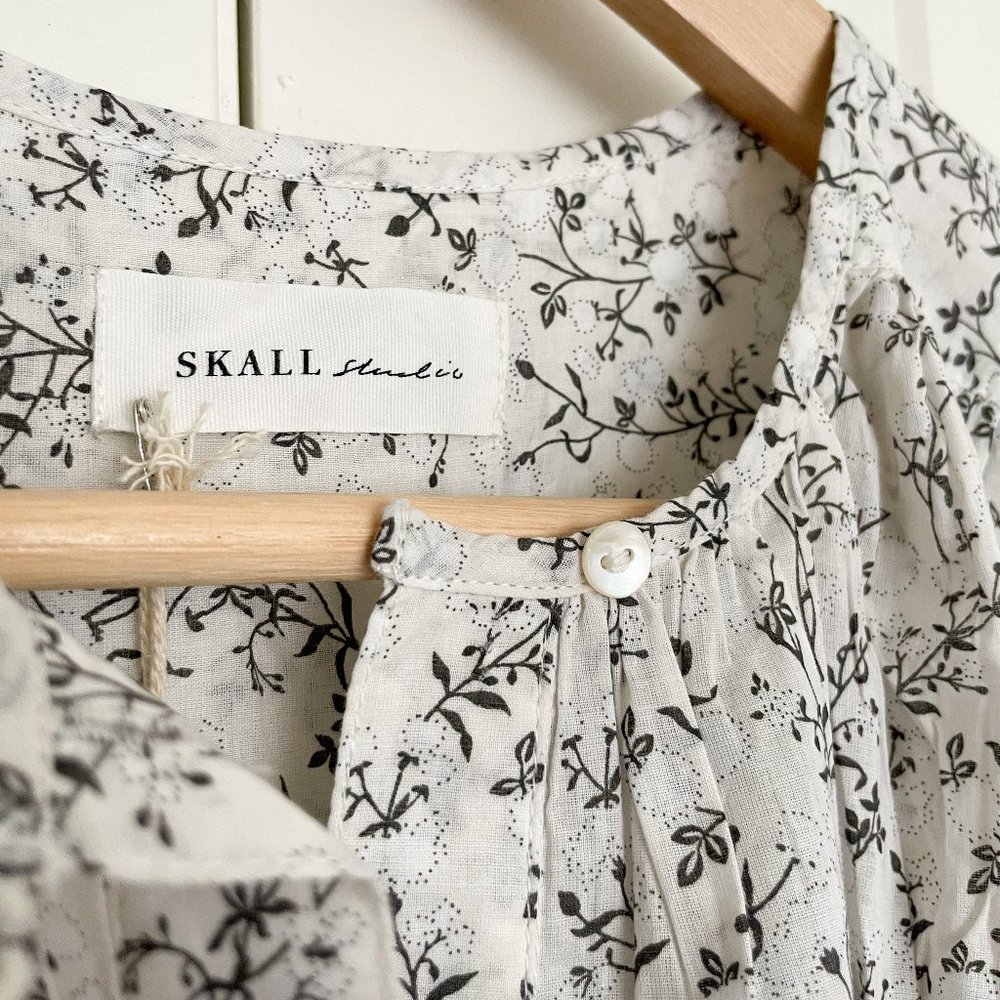 Skall Studio Women's Long Sleeve Floral Print Dress in White/Black